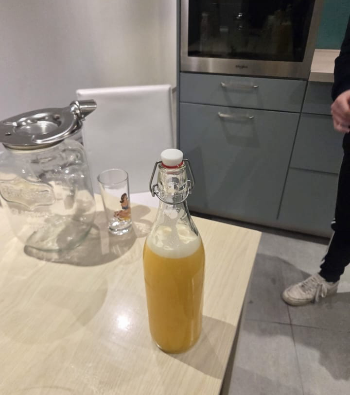 Fruits frais et boisson Tasty sur une table.