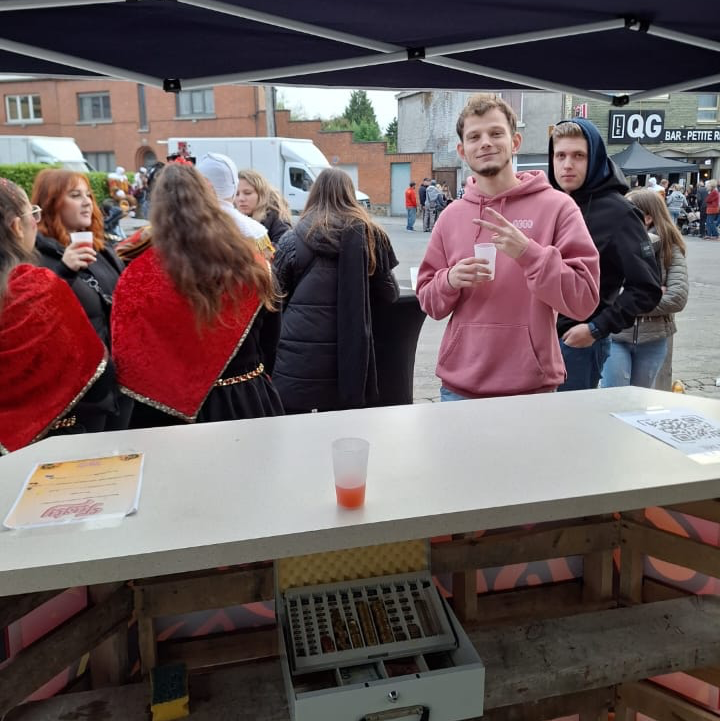 Moments conviviaux en terrasse et soirées étudiantes.